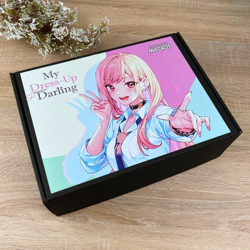 Коробка преміум Sono Bisque Doll wa Koi wo Suru 03 з наклейкою 31х23х10см - фото 1 Коробка преміум Sono Bisque Doll wa Koi wo Suru 03 з наклейкою 31х23х10см - фото 1